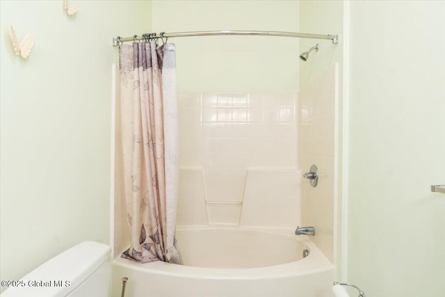 full bathroom featuring toilet and shower / tub combo with curtain