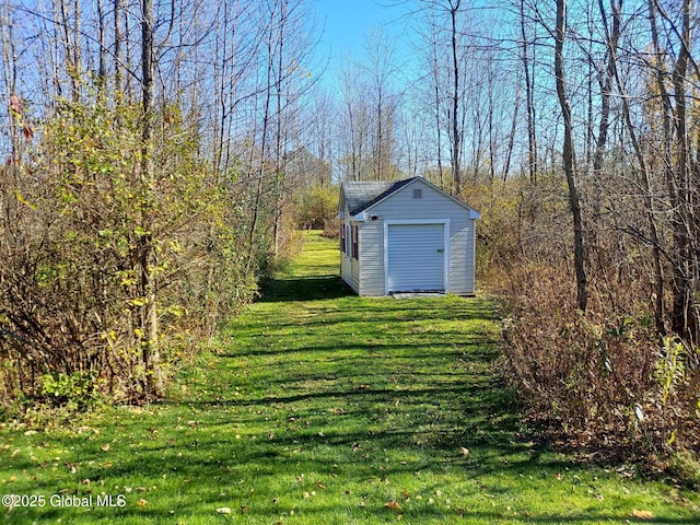 view of yard featuring an outdoor structure and a shed
