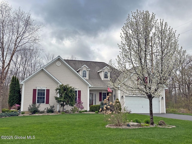 view of front of property featuring driveway and a front yard