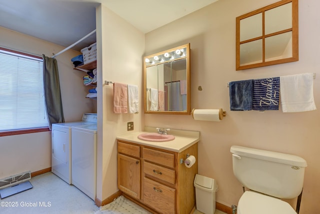 full bathroom featuring washing machine and clothes dryer, healthy amount of natural light, toilet, and vanity