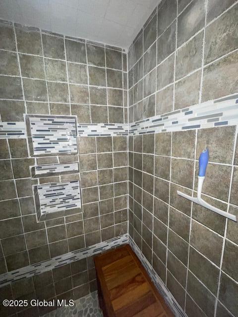 full bath featuring a tile shower