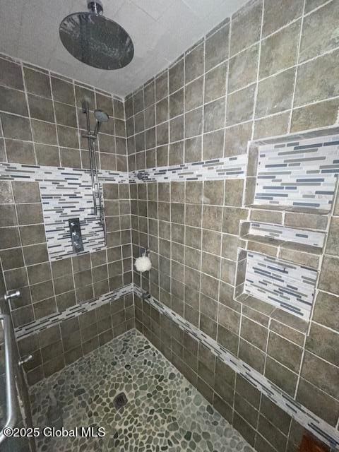 bathroom featuring tiled shower