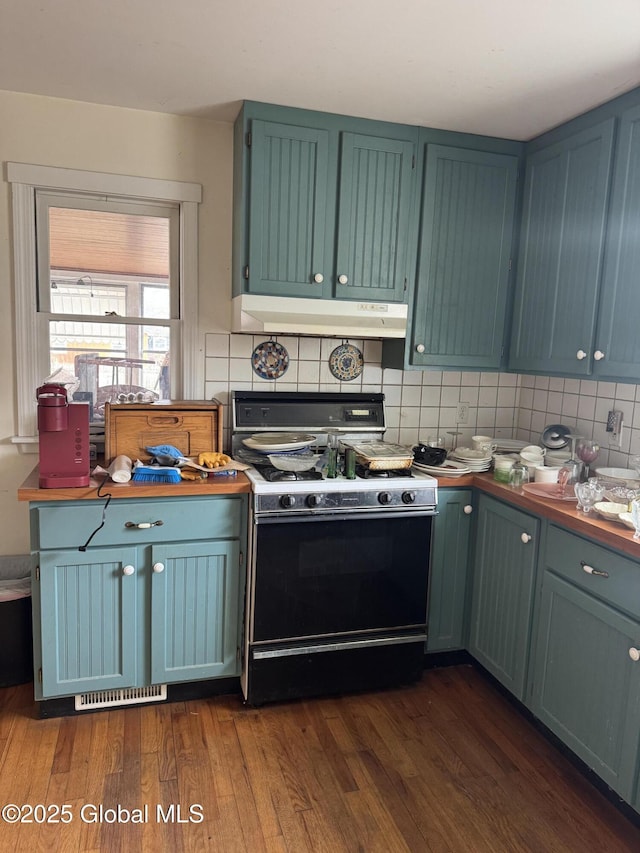 kitchen with dark wood finished floors, range, tasteful backsplash, and under cabinet range hood