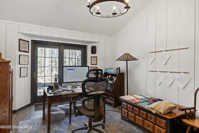 office area featuring dark wood-style floors, a notable chandelier, and baseboards