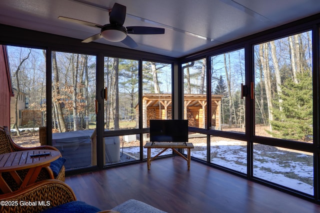 sunroom with ceiling fan