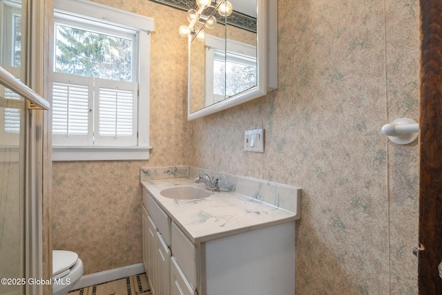 bathroom with a healthy amount of sunlight and wallpapered walls