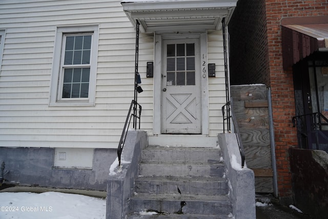 doorway to property with crawl space