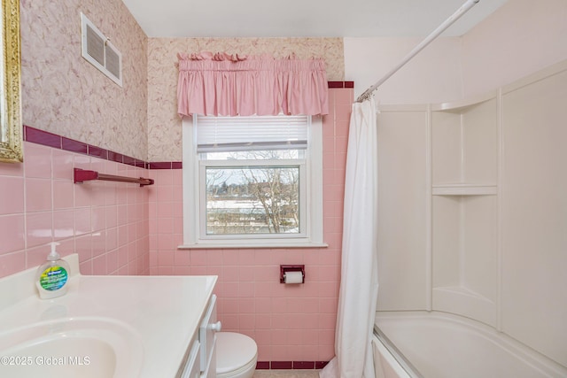 full bath with shower / tub combo with curtain, tile walls, visible vents, toilet, and wallpapered walls