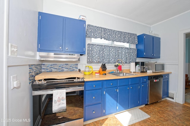 kitchen featuring a sink, appliances with stainless steel finishes, under cabinet range hood, blue cabinets, and backsplash