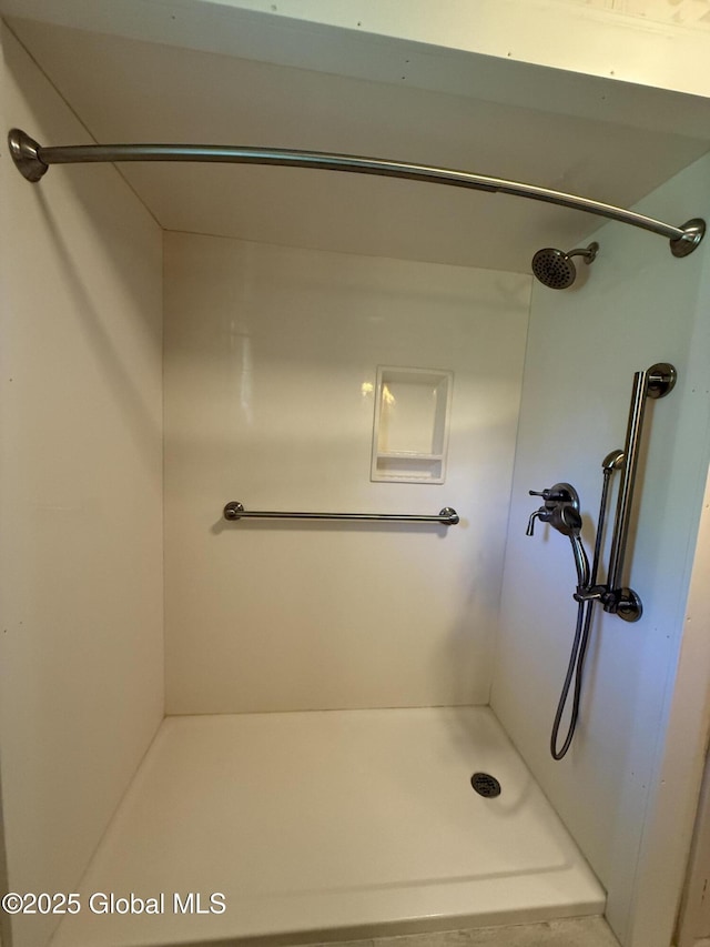 24 Regina Ln, Amsterdam, NY 12010 - bathroom with a shower