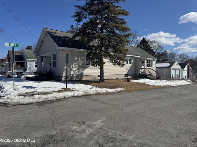 view of front of property featuring a detached garage