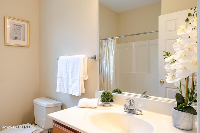 bathroom with a shower with shower curtain, toilet, and vanity