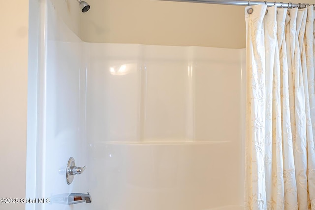 details with shower / tub combo with curtain