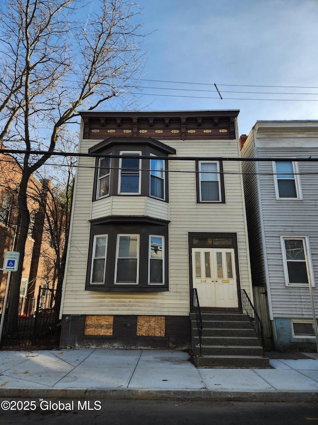 townhome / multi-family property featuring entry steps