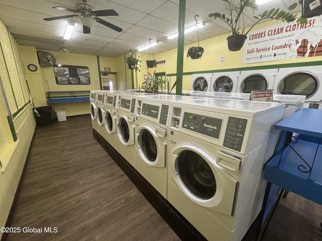 common laundry area featuring washing machine and dryer, dark wood-type flooring, and a ceiling fan