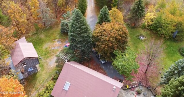 bird's eye view featuring a wooded view