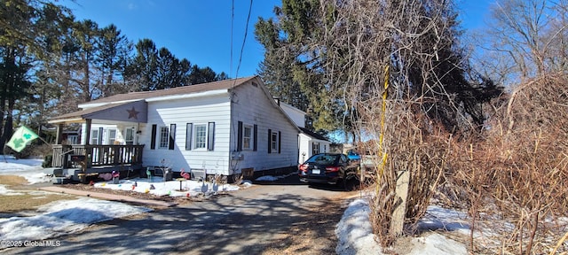 view of front of house featuring covered porch and driveway