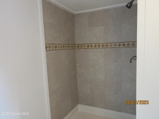 bathroom featuring a tile shower