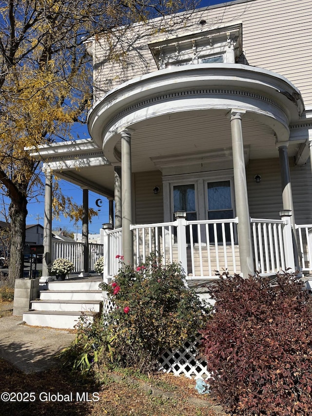 entrance to property featuring a porch