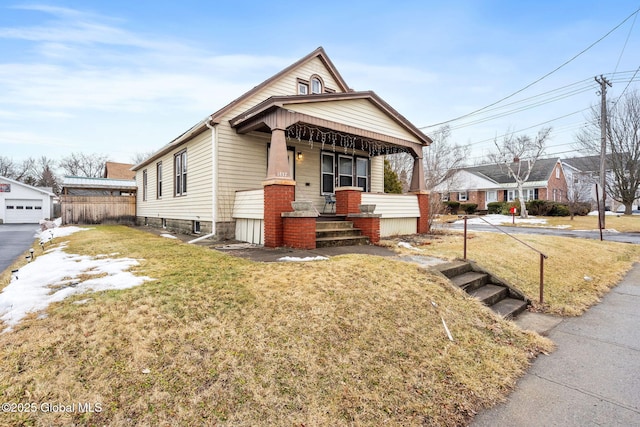 view of front facade featuring fence, a front lawn, and a porch