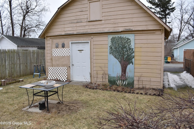 view of outdoor structure with an outdoor structure and a fenced backyard