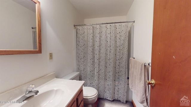 full bath with toilet, a shower with shower curtain, and vanity