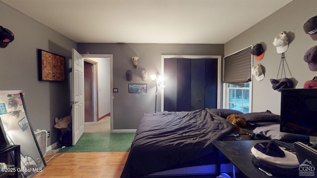 bedroom featuring baseboards, a closet, and carpet flooring