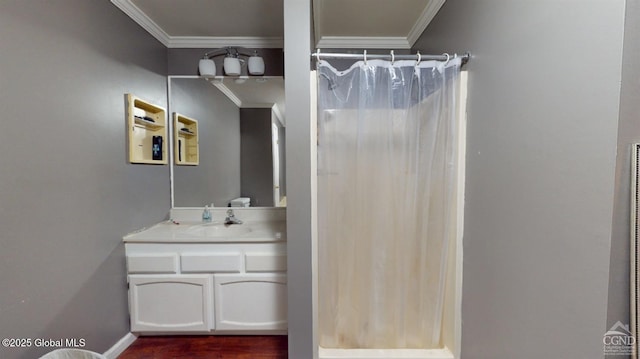 full bath featuring a shower with curtain, baseboards, ornamental molding, and vanity