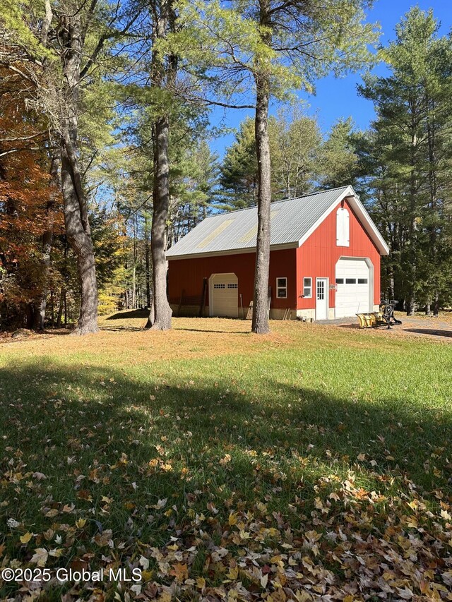 exterior space featuring a lawn