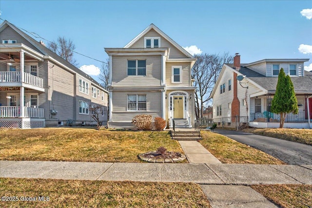 view of front of property featuring a front yard