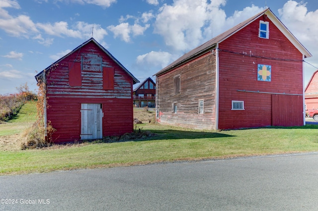 view of barn featuring a lawn