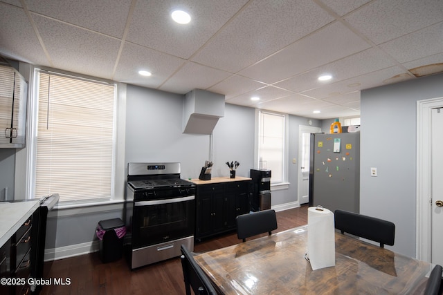 dining area featuring dark wood finished floors, recessed lighting, a paneled ceiling, and baseboards