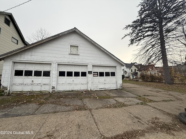 view of detached garage