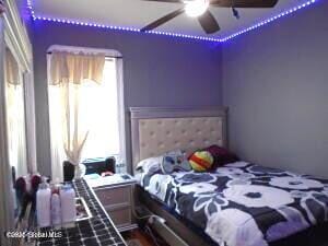 bedroom featuring a ceiling fan