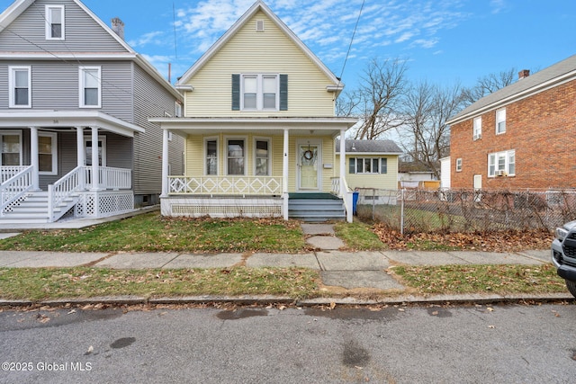 view of front of property featuring fence and covered porch