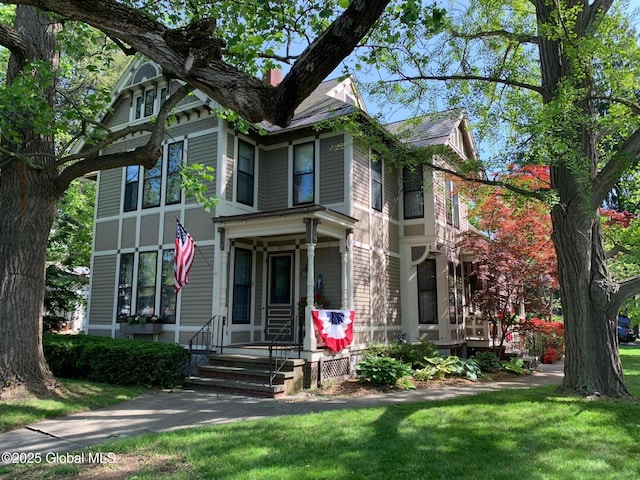 victorian house featuring a front yard