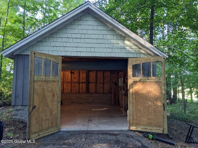 view of outdoor structure with a garage and an outdoor structure