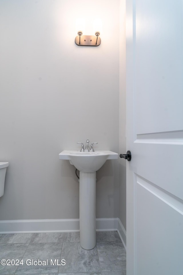 44 Priddle Ln, Colonie, NY 12110 - bathroom with baseboards