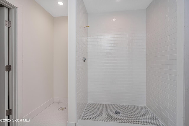 full bath featuring a tile shower and recessed lighting