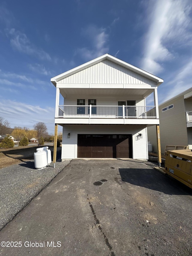 view of front of property featuring driveway