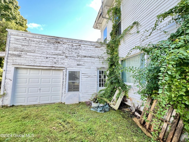 exterior space featuring a lawn