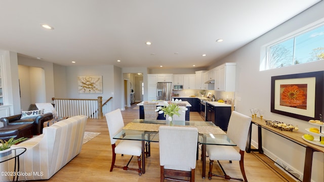 dining space featuring recessed lighting, light wood-style floors, and baseboards