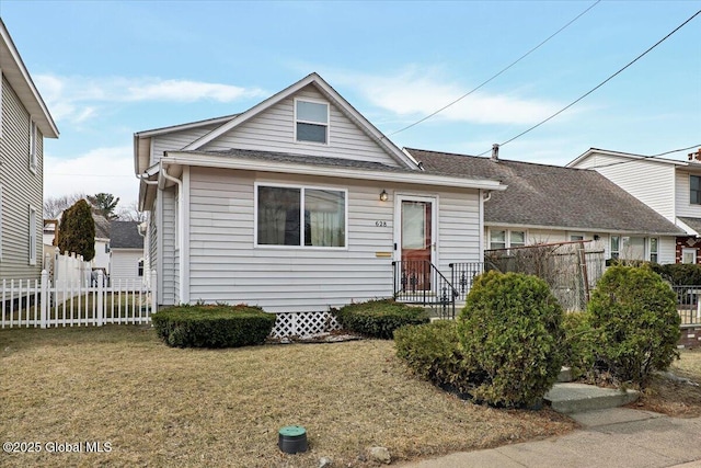 view of front of home featuring a front lawn and fence