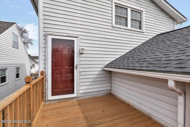 property entrance featuring a shingled roof