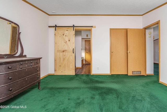 bedroom featuring a barn door, visible vents, carpet floors, and ornamental molding