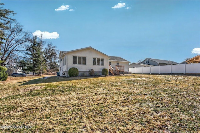 view of front of home featuring a front lawn and fence