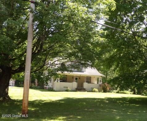 view of front of house featuring a front lawn