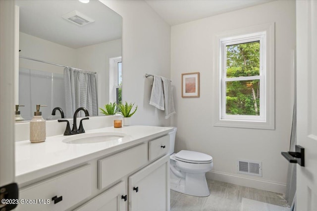 full bathroom featuring visible vents, baseboards, toilet, and vanity