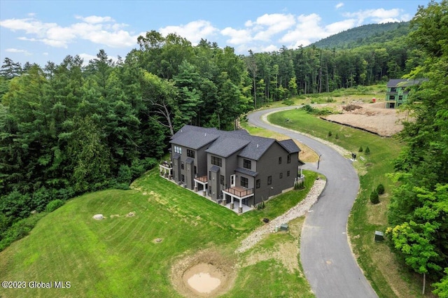 birds eye view of property featuring a forest view