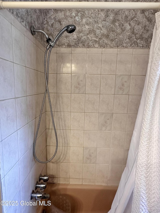 bathroom featuring shower / tub combo